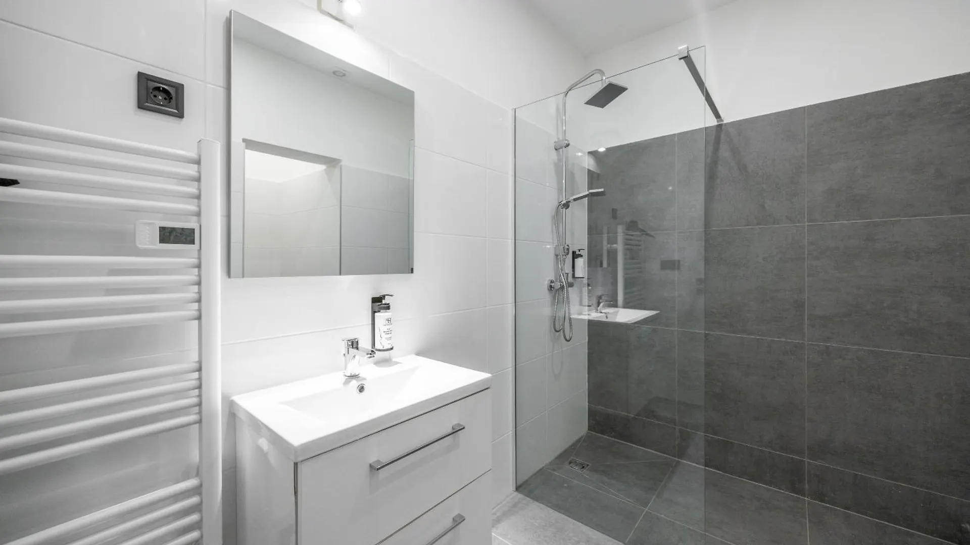 Central Minimalistic & Cozy Apartment On Joseph Boulevard 부다페스트